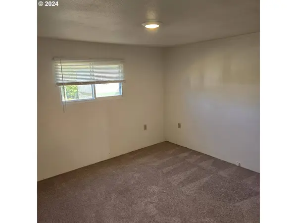 7080 THURSTON RD #21, Springfield, OR 97478