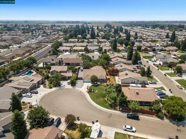 2001 E Country Ct, Visalia, CA 93292