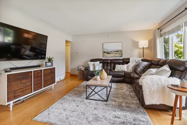 904 Wesley DR, Park Ridge, IL 60068