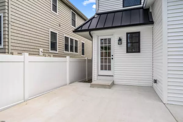 18 N Fredericksburg Ave, Margate, NJ 08402