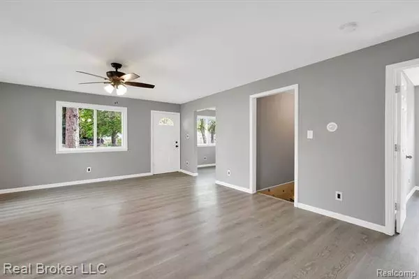 2095 E WHITTEMORE Avenue, Burton, MI 48529