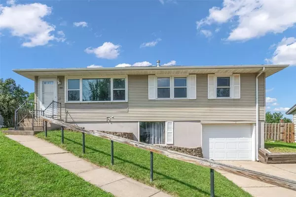 98 33rd, Cedar Rapids, IA 52404