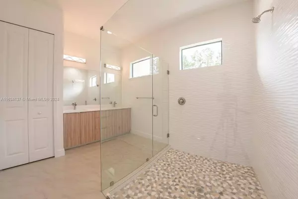 2508 33rd St SW, Lehigh Acres, FL 33976