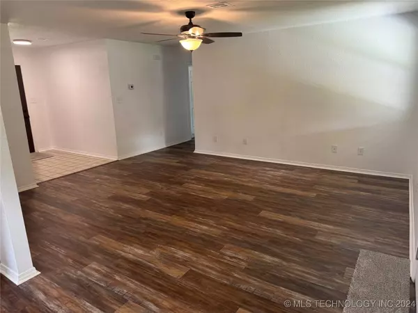 905 Rogers AVE, Madill, OK 73446