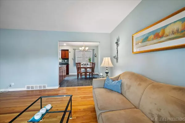 212 E Gladys AVE, Elmhurst, IL 60126