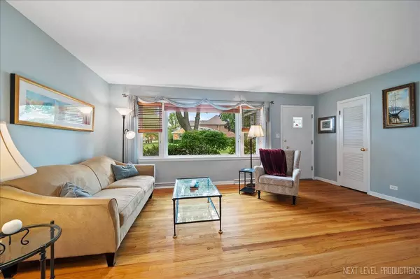 212 E Gladys AVE, Elmhurst, IL 60126