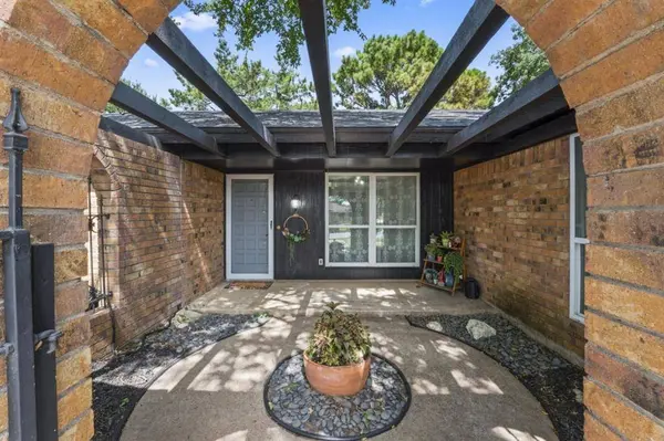 1015 Walnut Place, Mansfield, TX 76063