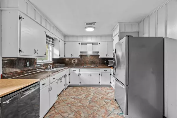 3690 Sharon Rd, Laurel, MS 39443