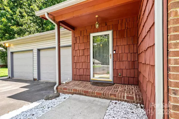 1836 Wellington AVE, Newton, NC 28658