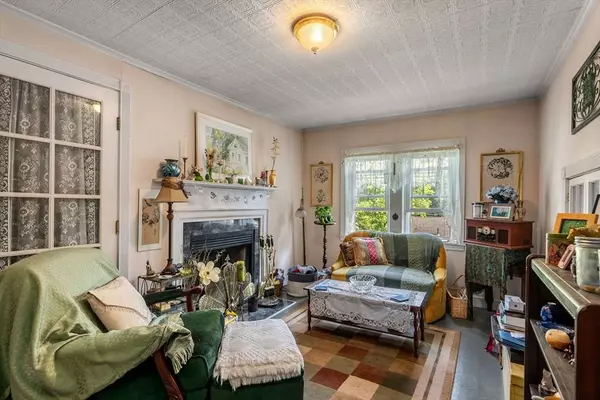 4 Belvidere Ave, Worcester, MA 01605