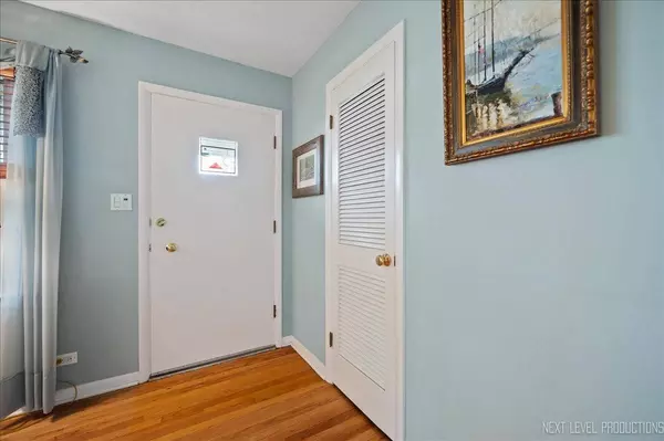 212 E Gladys AVE, Elmhurst, IL 60126