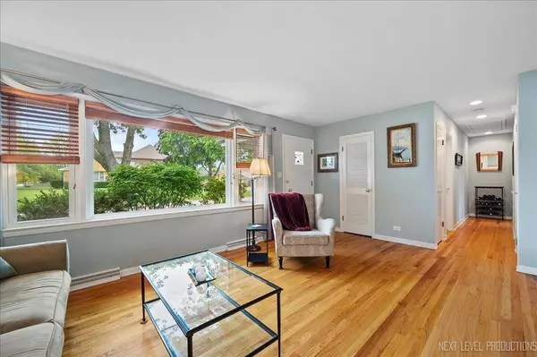 212 E Gladys AVE, Elmhurst, IL 60126