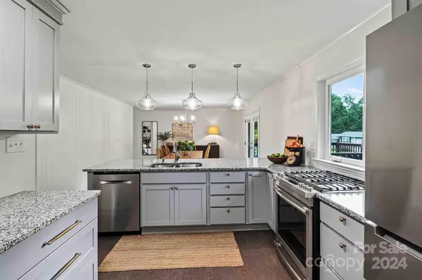 1602 26th ST NE, Hickory, NC 28601