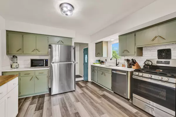 W152N8344 Elm Ln, Menomonee Falls, WI 53051