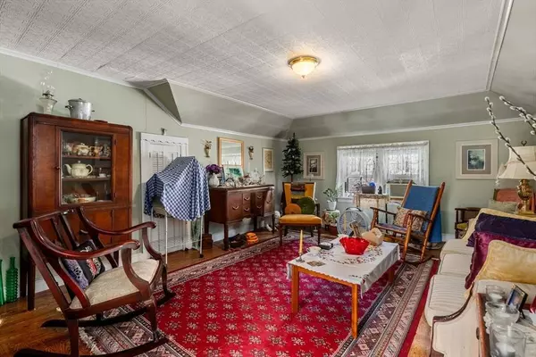 4 Belvidere Ave, Worcester, MA 01605