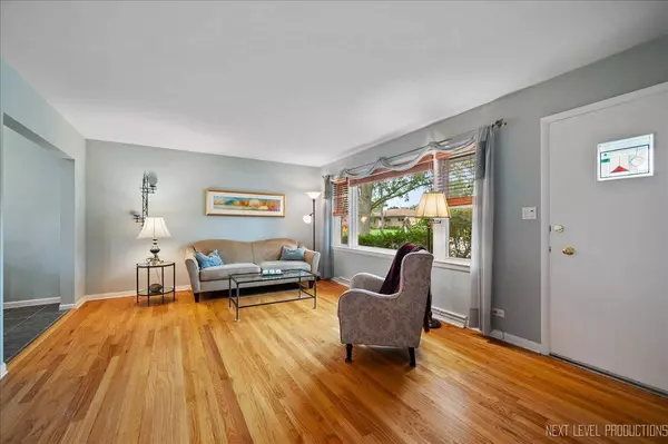 212 E Gladys AVE, Elmhurst, IL 60126