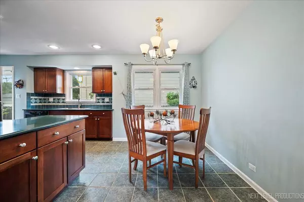 212 E Gladys AVE, Elmhurst, IL 60126