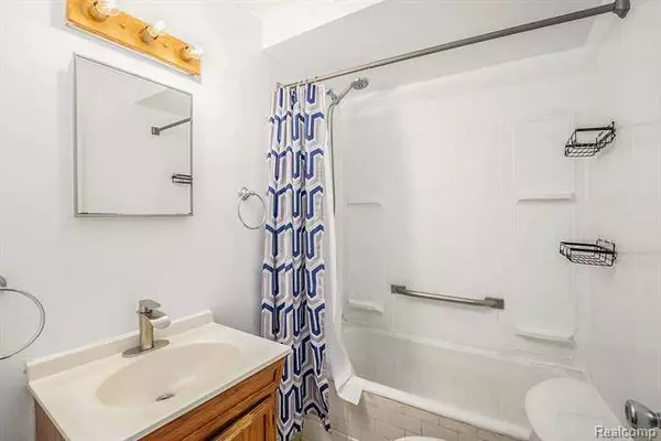 18 EDNA Avenue, Pontiac, MI 48341