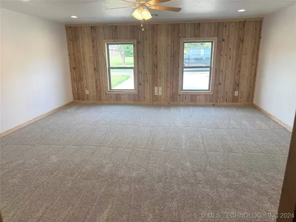 905 Rogers AVE, Madill, OK 73446