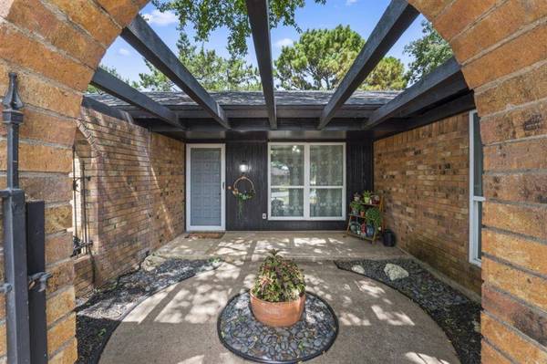 1015 Walnut Place, Mansfield, TX 76063