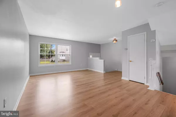 5 FOXTON DR, Newark, DE 19702