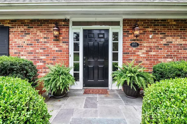 1055 14th Ave DR NW, Hickory, NC 28601