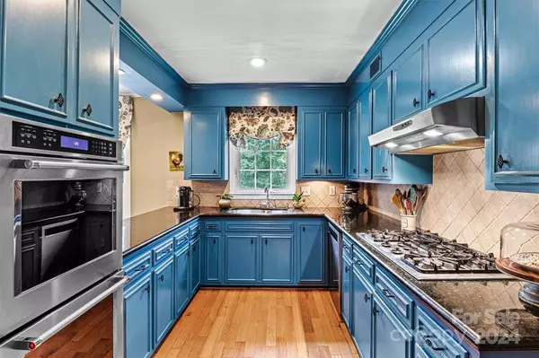 1055 14th Ave DR NW, Hickory, NC 28601