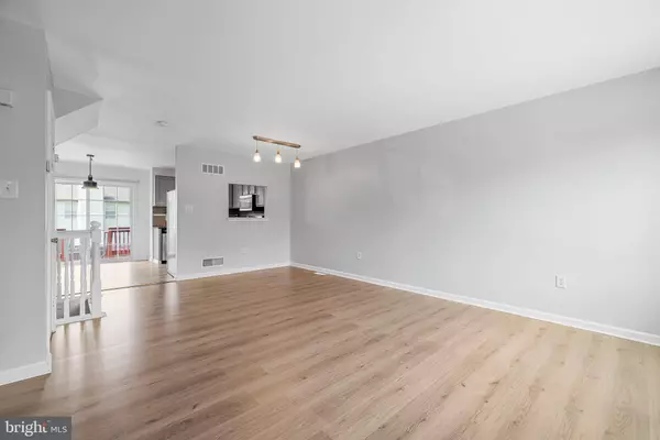 5 FOXTON DR, Newark, DE 19702