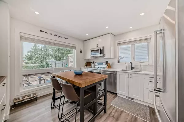 79 Woodborough CRES SW, Calgary, AB T2W 5A1