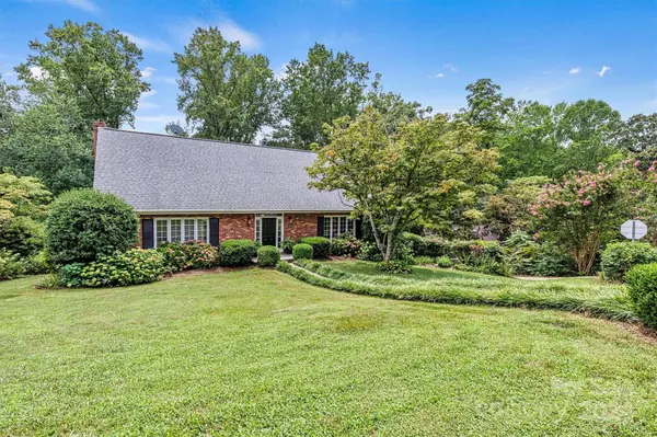 1055 14th Ave DR NW, Hickory, NC 28601