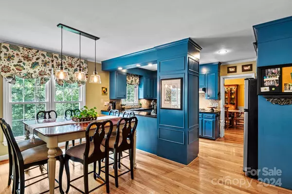 1055 14th Ave DR NW, Hickory, NC 28601