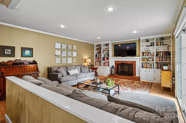 1055 14th Ave DR NW, Hickory, NC 28601