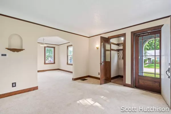 42 Canterbury SW Street, Grand Rapids, MI 49548