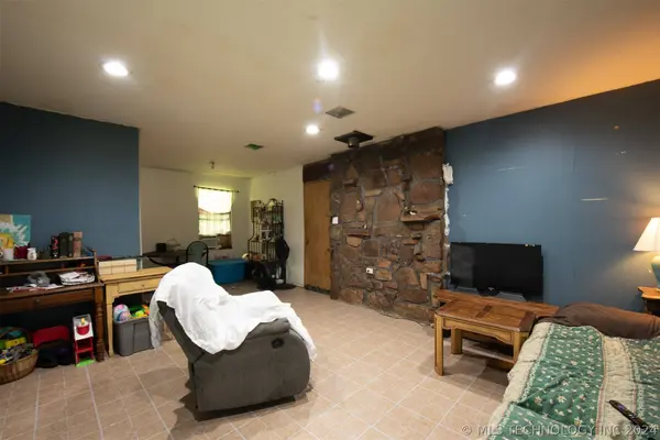 471925 E 807, Stilwell, OK 74960