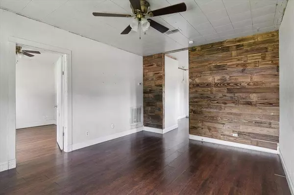 1112 Gary AVE, Nederland, TX 77627