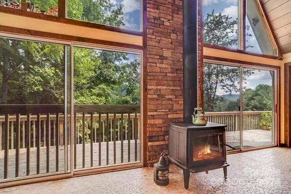 195 Huddleston LN, Clyde, NC 28721