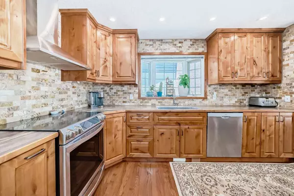 711 Cedarille WAY SW, Calgary, AB T2W 2G9