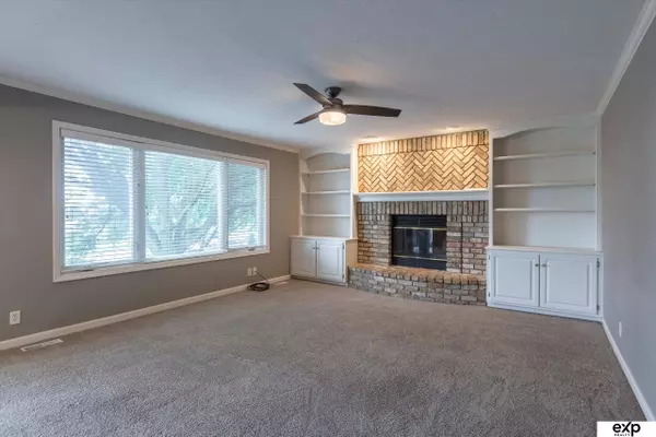 805 Auburn Lane, Papillion, NE 68046