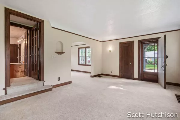 42 Canterbury SW Street, Grand Rapids, MI 49548