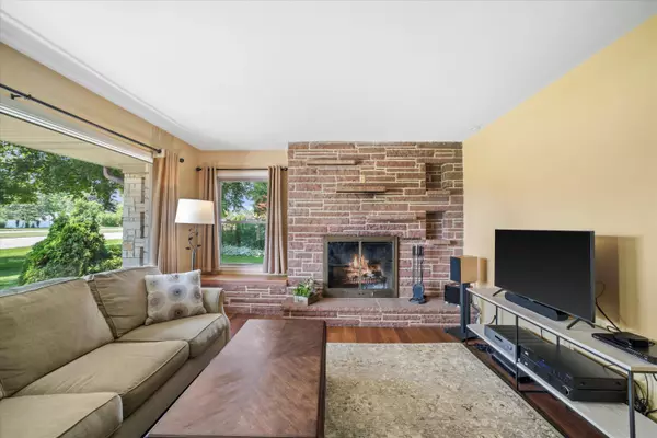 1620 W Good Hope, Glendale, WI 53209