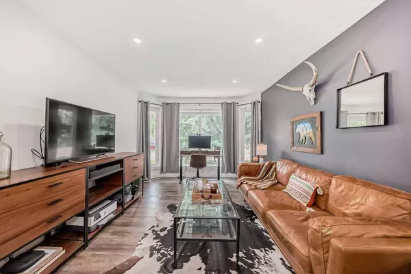 79 Woodborough CRES SW, Calgary, AB T2W 5A1