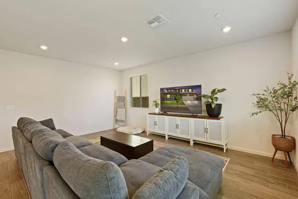 5064 Grasscreek DR, Roseville, CA 95747