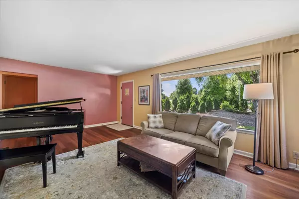 1620 W Good Hope, Glendale, WI 53209