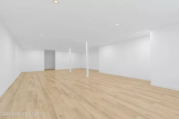 19 Aultman AVE, Staten Island, NY 10306