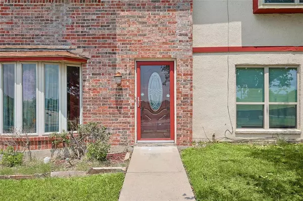 34 E Mountain Lane, Grand Prairie, TX 75052