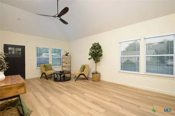 757 Collins AVE, Seguin, TX 78155