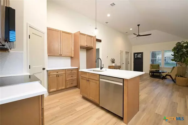 757 Collins AVE, Seguin, TX 78155