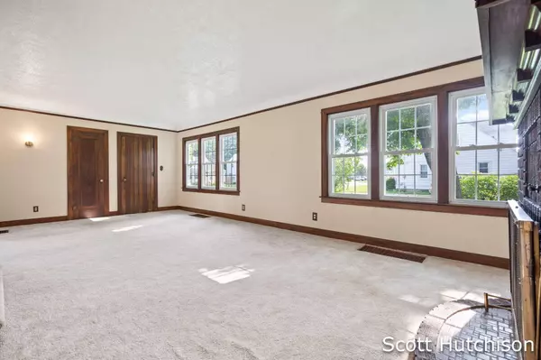 42 Canterbury SW Street, Grand Rapids, MI 49548