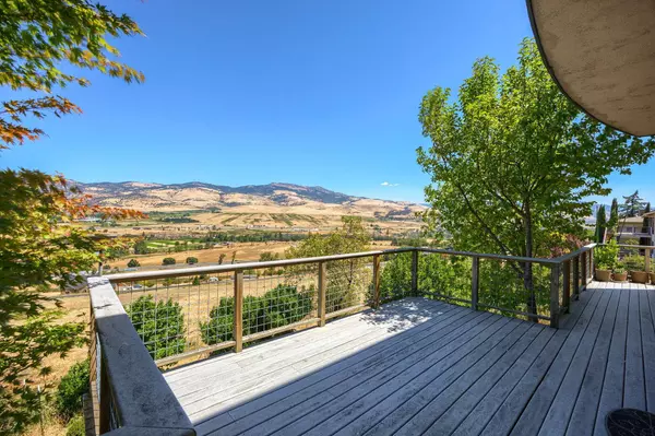 1320 Ashland Mine RD, Ashland, OR 97520