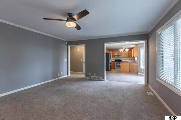 805 Auburn Lane, Papillion, NE 68046